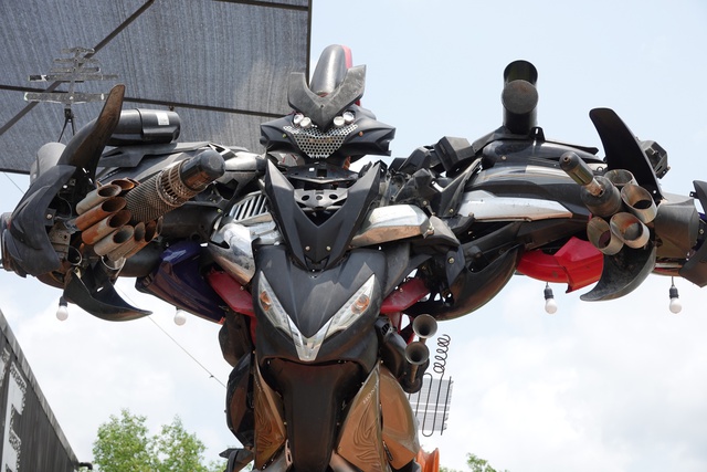 Chàng trai làm mô hình robot nặng 150 kg từ phế liệu xe máy - Ảnh 4.