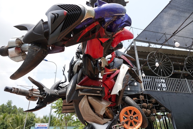 Chàng trai làm mô hình robot nặng 150 kg từ phế liệu xe máy - Ảnh 6.