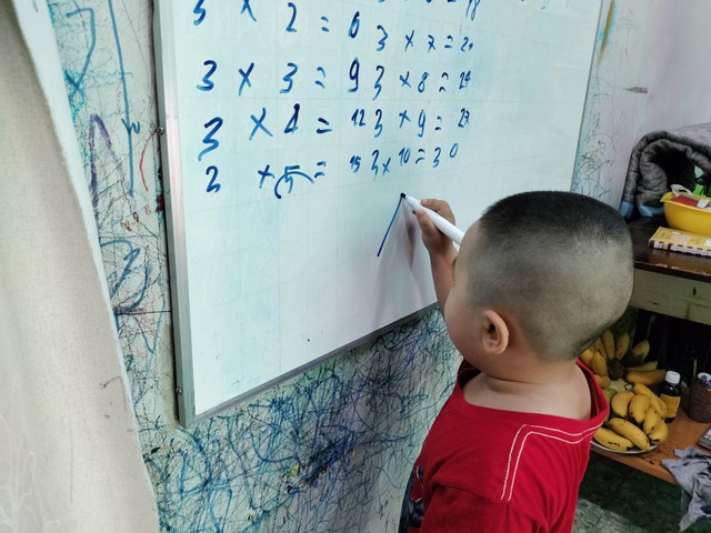 Cà Mau: Cháu trai 37 tháng tuổi làm toán siêu nhanh và đọc thạo tiếng Anh - Ảnh 2.