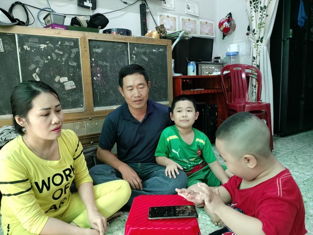 Cà Mau: Cháu trai 37 tháng tuổi làm toán siêu nhanh và đọc thạo tiếng Anh - Ảnh 3.