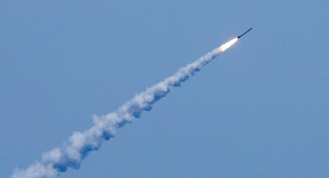 Tên lửa Nga bị phá hủy lúc được vận chuyển ở Crimea? - Ảnh 1.