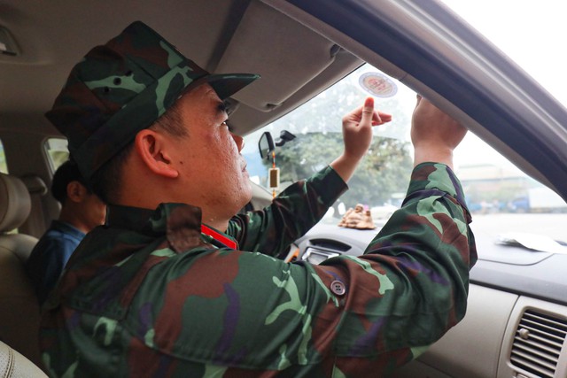 Ngày đầu lực lượng quân đội hỗ trợ đăng kiểm ôtô ở Hà Nội - Ảnh 2.