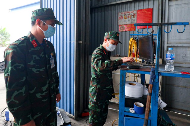 Ngày đầu lực lượng quân đội hỗ trợ đăng kiểm ôtô ở Hà Nội - Ảnh 1.