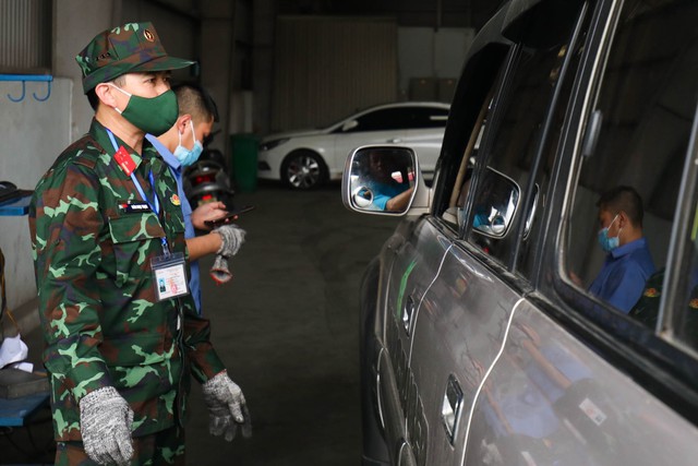 Ngày đầu lực lượng quân đội hỗ trợ đăng kiểm ôtô ở Hà Nội - Ảnh 7.