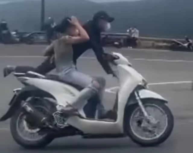 Đi tắm suối về, vợ chồng trẻ ngẫu hứng 'biểu diễn' xe máy trên đèo Hải Vân - Ảnh 2.