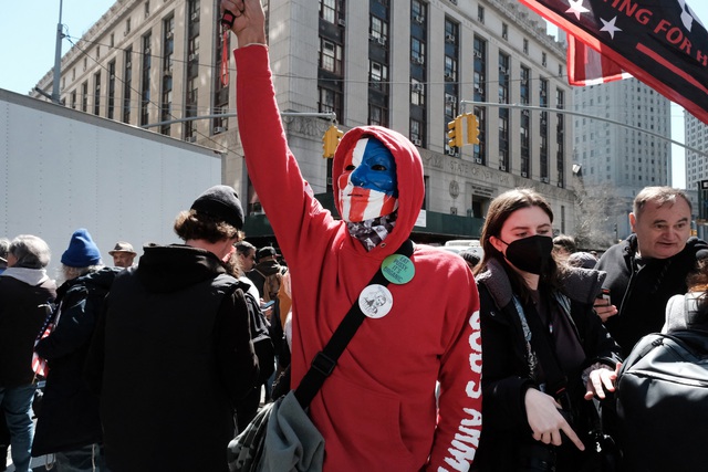 Người biểu tình đổ về New York trước khả năng ông Trump bị truy tố - Ảnh 1.