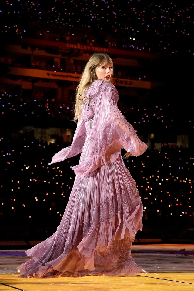 10 enchanting dresses and bodysuits of the singer are making the music world crazy - Photo 1.