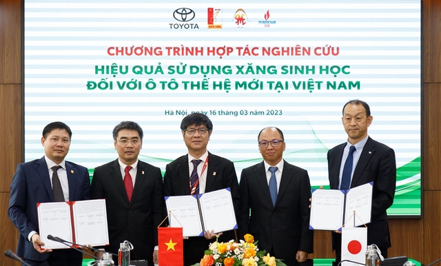Toyota Việt Nam, Đại học Bách khoa Hà Nội và Công ty CP Lọc hóa dầu Bình Sơn ký kết hợp tác nghiên cứu xăng sinh học