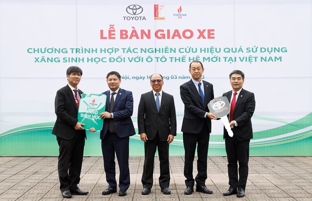Toyota bàn giao xe, khởi động dự án nghiên cứu hiệu quả ứng dụng nhiên liệu sinh học đối với ô tô thế hệ mới tại Việt Nam