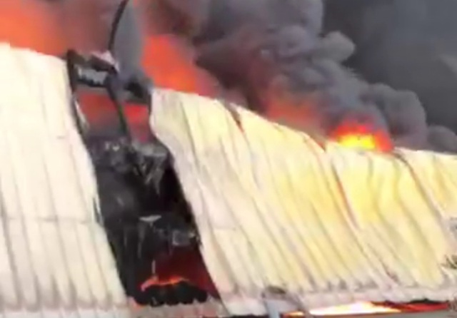 Đang cháy lớn nhà máy bánh kẹo One One tại Lộc Tiến - Ảnh 1.