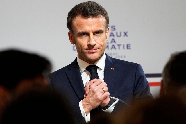 Tổng thống Macron thoát ải bỏ phiếu bất tín nhiệm giữa biểu tình sôi sục tại Pháp - Ảnh 1.