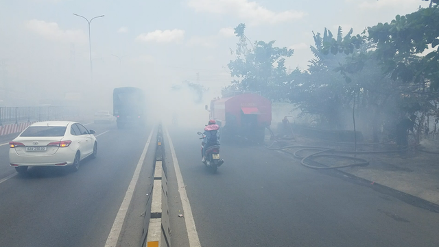 Đốt rác cháy lan uy hiếp khu nhà trọ, đường điện cao thế - Ảnh 3.