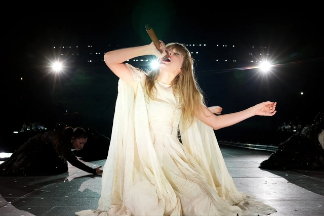 10 enchanting dresses and bodysuits of the singer are making the music world crazy - Photo 4.