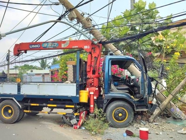 Xe tải tông xe máy rồi ủi trụ điện: 2 người tử vong, 6.450 hộ mất điện - Ảnh 1.