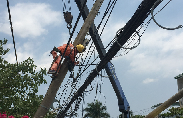 Xe tải tông xe máy rồi ủi trụ điện: 2 người tử vong, 6.450 hộ mất điện - Ảnh 2. Xe tải tông xe máy rồi ủi trụ điện: 2 người tử vong, 6.450 hộ mất điện - Ảnh 2.