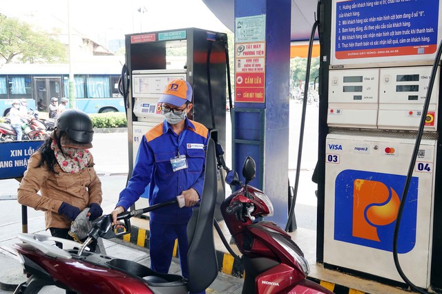Giá xăng dầu tiếp tục tăng, giá xăng RON 95 lên gần 22.000 đồng/lít- Ảnh 1.