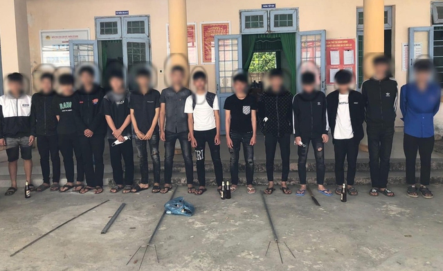 Quảng Ngãi: Ngăn chặn 14 thanh thiếu niên mang hung khí đi giải quyết mâu thuẫn - Ảnh 1.