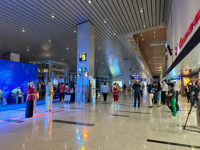 Sân bay Đà Nẵng biểu diễn nghệ thuật cổ truyền chào đón du khách quốc tế - Ảnh 2.