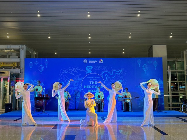 Sân bay Đà Nẵng biểu diễn nghệ thuật cổ truyền chào đón du khách quốc tế - Ảnh 5.