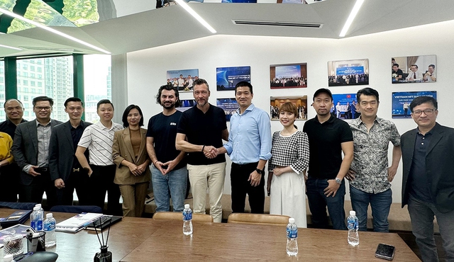 Hai đại diện CVVC (đứng thứ năm, sáu, từ trái sang) và ông Quyết - đại diện LocaMos (thứ hai từ trái sang) trong buổi làm việc cùng ban lãnh đạo và chuyên gia của Hiệp hội Blockchain Việt Nam ngày 16.3