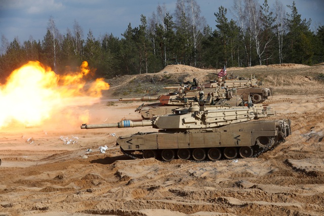 Mỹ gửi xe tăng cho Ukraine vào mùa thu, các nghị sĩ kêu gọi gửi bom chùm - Ảnh 1.