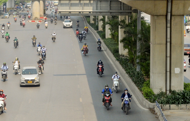 Hà Nội trong đợt nắng nóng đầu tiên năm 2023, mặt đường chạm ngưỡng 45 độ C - Ảnh 2. Hà Nội trong đợt nắng nóng đầu tiên năm 2023, mặt đường chạm ngưỡng 45 độ C - Ảnh 2.