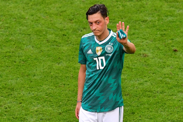 Danh thủ đá bóng Đức Mesut Ozil giải nghệ sau nghiệp nhiều giành giật cãi - Hình ảnh 1.