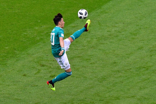 Danh thủ đá bóng Đức Mesut Ozil giải nghệ sau nghiệp nhiều tranh giành cãi - Hình ảnh 2.
