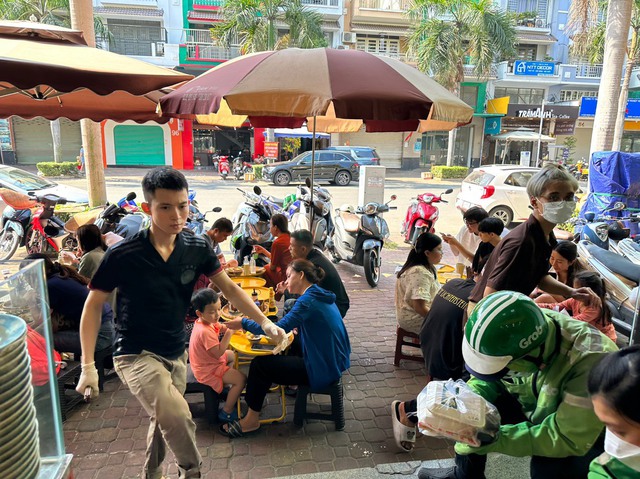 Quán xôi Bắc ở Q.7: Chủ quán giữ hương vị gia truyền, khách lạ tò mò - Ảnh 9. Quán xôi Bắc ở Q.7: Chủ quán giữ hương vị gia truyền, khách lạ tò mò - Ảnh 9.