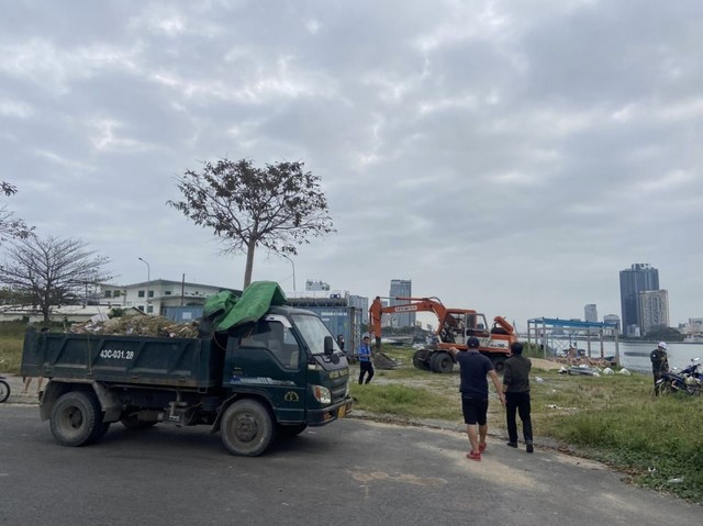 Đà Nẵng: Yêu cầu tháo dỡ khu huấn luyện đua thuyền ven sông Hàn - Ảnh 1.