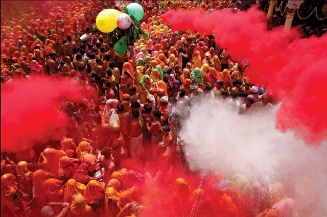 Lễ hội nổi tiếng thế giới Holi, ném nước màu và bột vào nhau trong vui sướng - Ảnh 4.