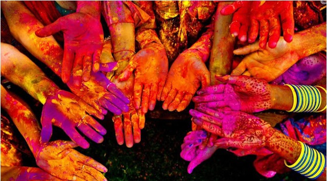 Lễ hội nổi tiếng thế giới Holi, ném nước màu và bột vào nhau trong vui sướng - Ảnh 2.