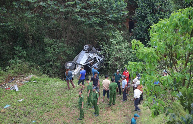 Lâm Đồng: Tai nạn ô tô lao xuống vực sâu 40 mét, 2 ông cháu tử vong - Ảnh 1.