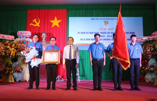 Tỉnh đoàn Trà Vinh đón nhận Huân chương lao động hạng nhất - Ảnh 1.