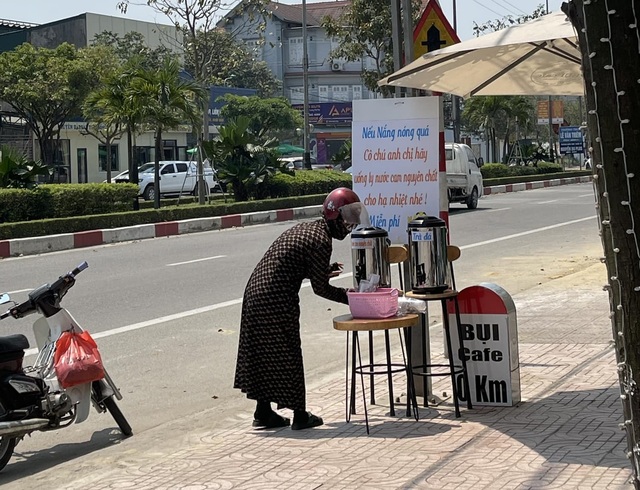Hà Tĩnh: Quán cà phê làm bình nước cam nguyên chất miễn phí cho người qua đường - Ảnh 2.
