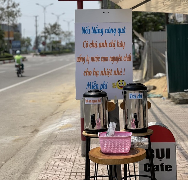 Hà Tĩnh: Quán cà phê làm bình nước cam nguyên chất miễn phí cho người qua đường - Ảnh 1.