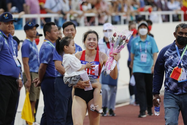 Cô gái vàng điền kinh Việt Nam Nguyễn Thị Huyền rước đuốc SEA Games 32 tại Hà Nội   - Ảnh 4.
