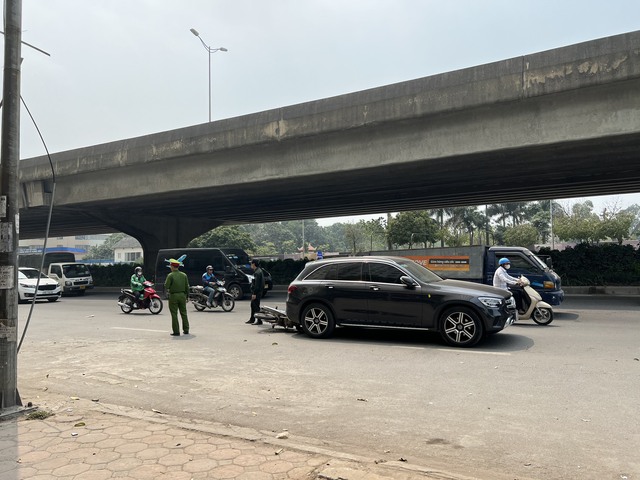 Nghi vấn xe Mercedes đỗ qua đêm giữa lòng đường Hà Nội bị xe máy tông trúng - Ảnh 1.