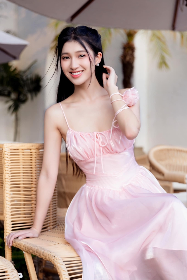 Váy áo mùa hè ngọt ngào của các mỹ nhân Việt - Ảnh 3.