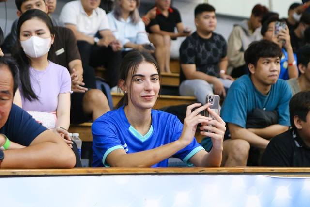 Một fan nữ người nước ngoài tại giải futsal VĐQG 2023