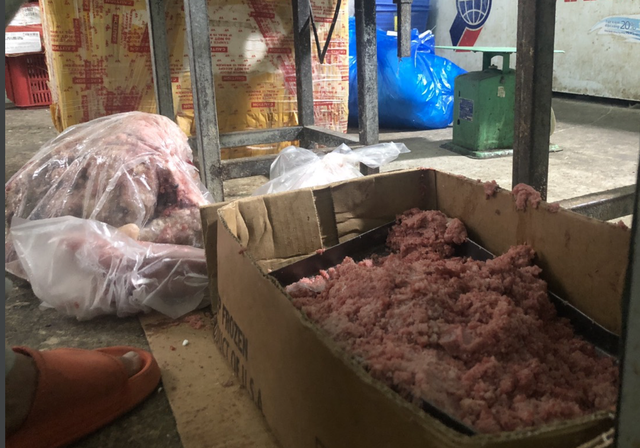 Phú Yên: Tạm giữ hơn 600 kg thịt heo không rõ nguồn gốc - Ảnh 1.
