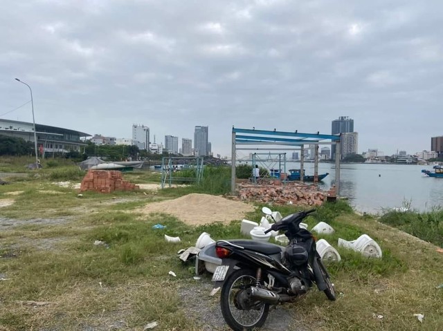 Đà Nẵng: Yêu cầu tháo dỡ khu huấn luyện đua thuyền ven sông Hàn - Ảnh 3.