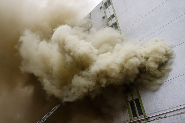 Cháy nhà kho tại Hồng Kông, hơn 3.000 người sơ tán - Ảnh 2.