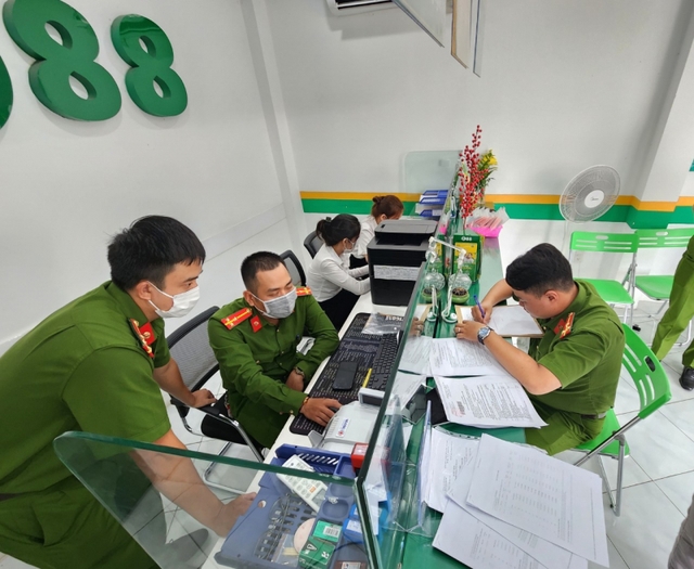 Cảnh sát hình sự tổng kiểm tra các điểm giao dịch F88 tại Đà Nẵng - Ảnh 1.