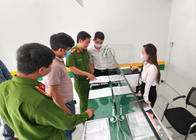 Cảnh sát hình sự tổng kiểm tra các điểm giao dịch F88 tại Đà Nẵng - Ảnh 2.