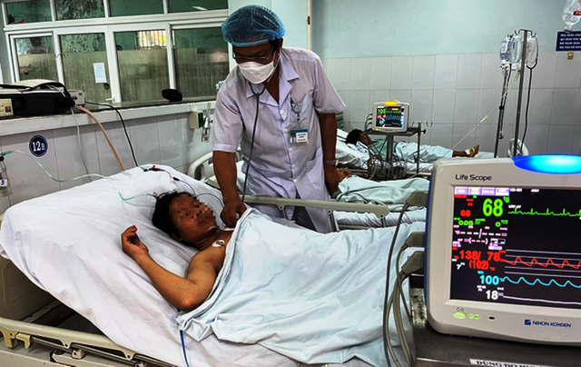 10 người ngộ độc cá chép ủ chua ở Quảng Nam: Người cuối cùng cai máy thở - Ảnh 1.