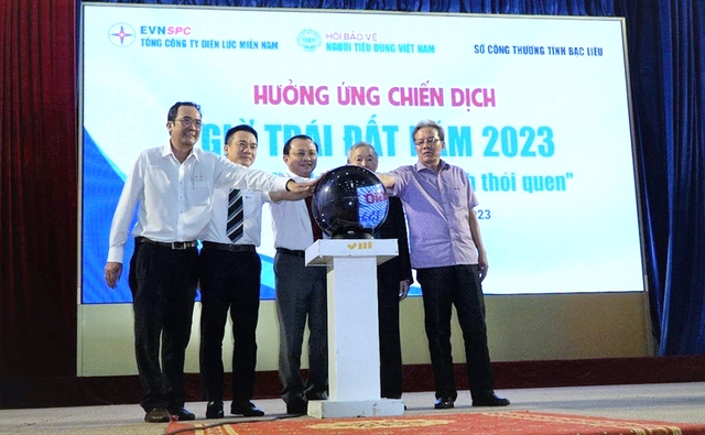 Các đại biểu thực hiện nghi thức hưởng ứng Chiến dịch Giờ trái đất 2023 tại Bạc Liêu