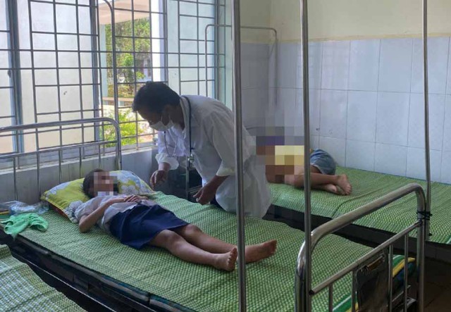 Vụ học sinh ngộ độc bóng bay ở Đắk Lắk: Tạm giữ 2 người liên quan  - Ảnh 1.