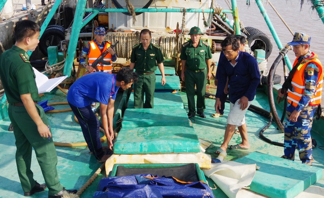 Sóc Trăng: Bắt quả tang tàu cá vận chuyển 40.000 lít dầu không rõ nguồn gốc - Ảnh 1.