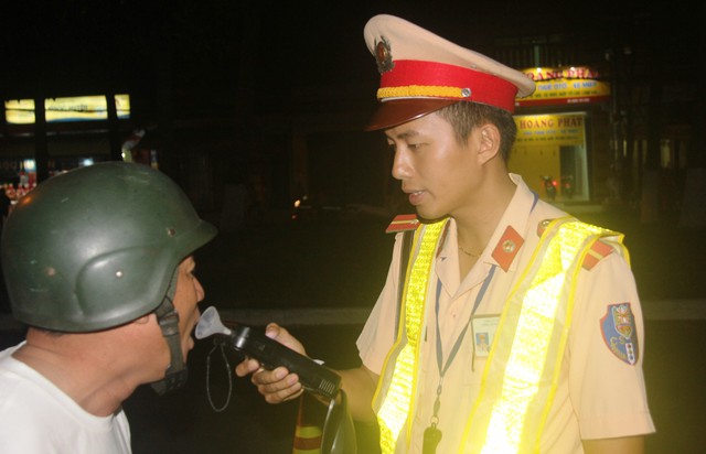 Chủ tịch Quảng Nam yêu cầu xử lý nghiêm cán bộ, đảng viên vi phạm giao thông - Ảnh 1.
